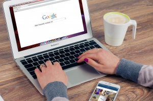 webbureau kvinde skriver i google